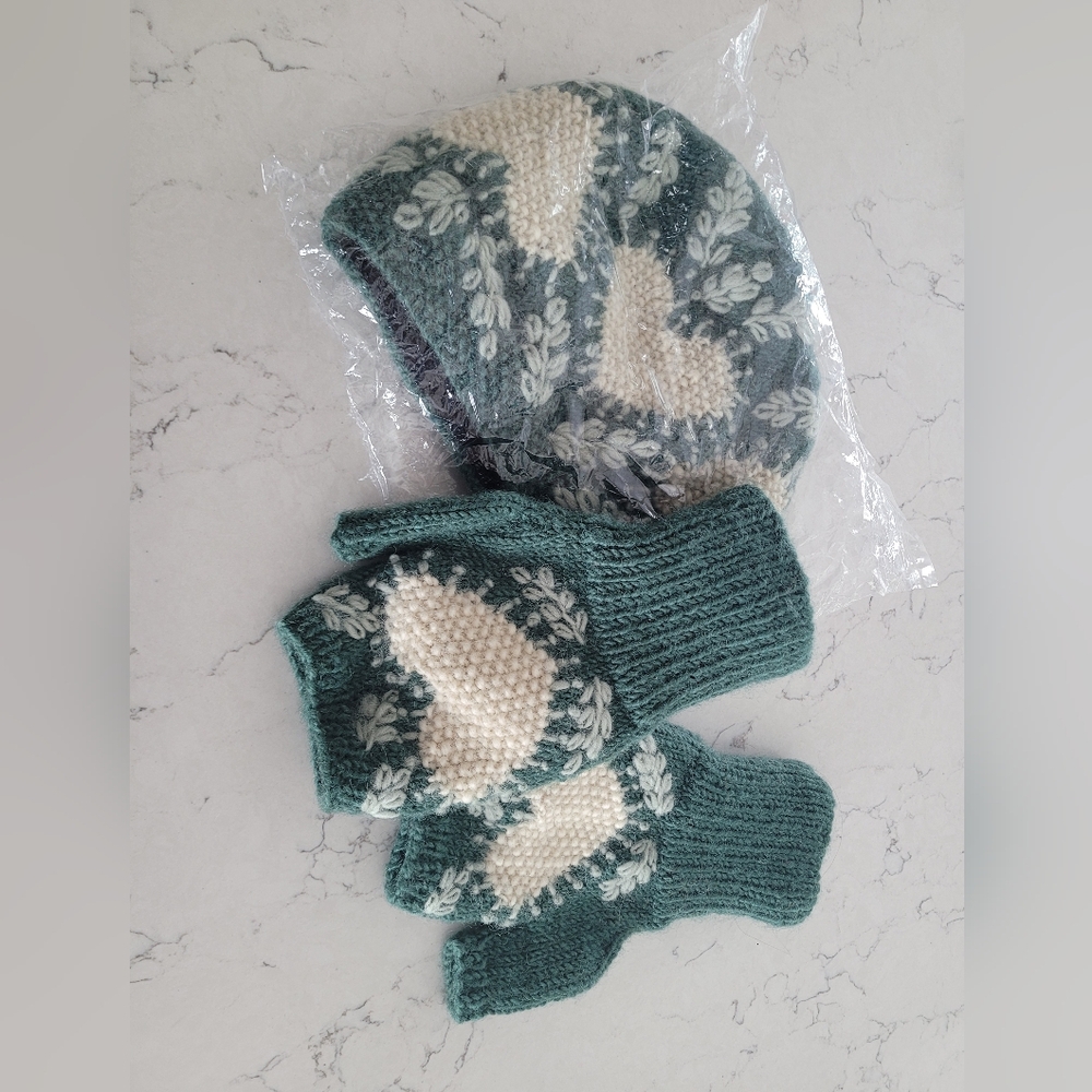 Sundance Green and Cream Knit Hat And Gloves Nwot